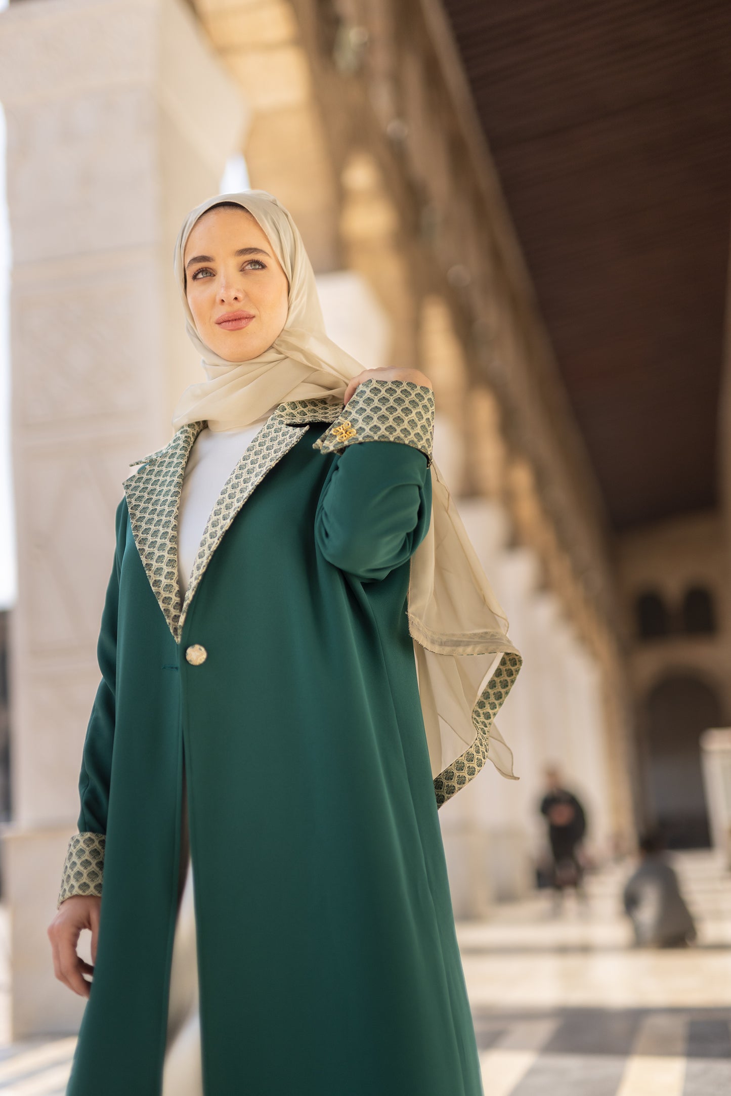 Yasmina Abaya in zumrud green