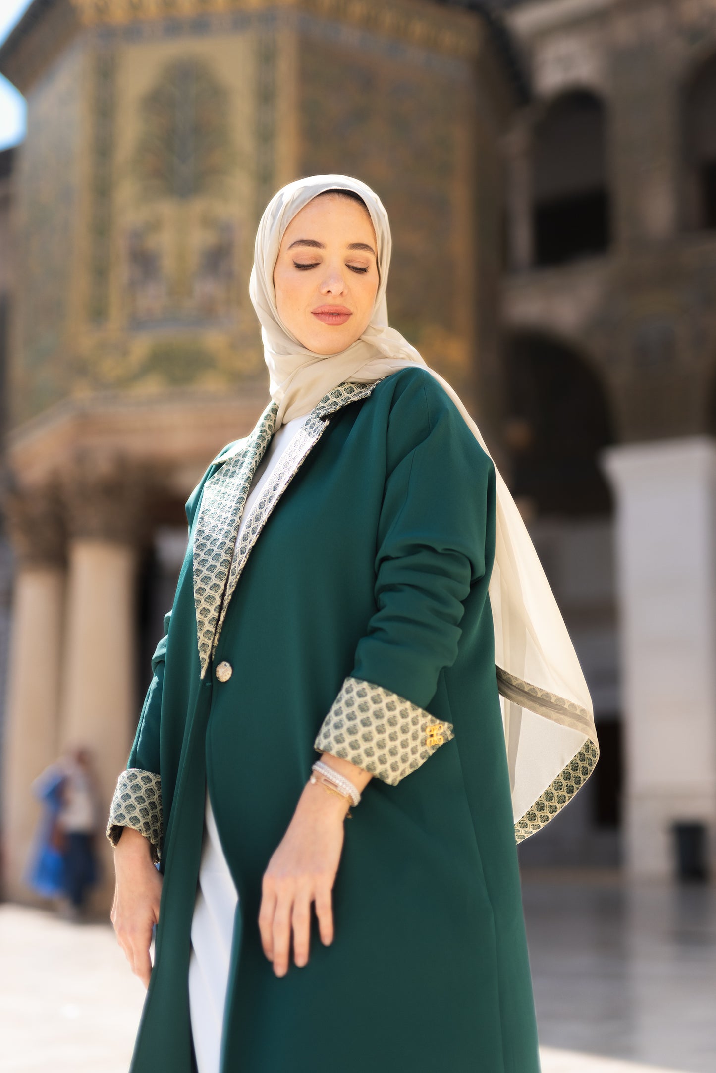 Yasmina Abaya in zumrud green