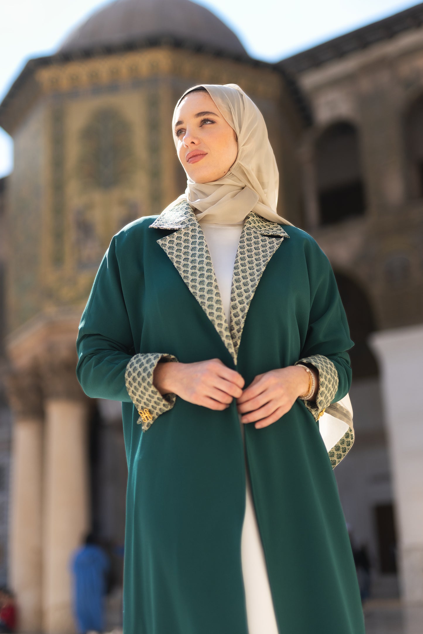 Yasmina Abaya in zumrud green