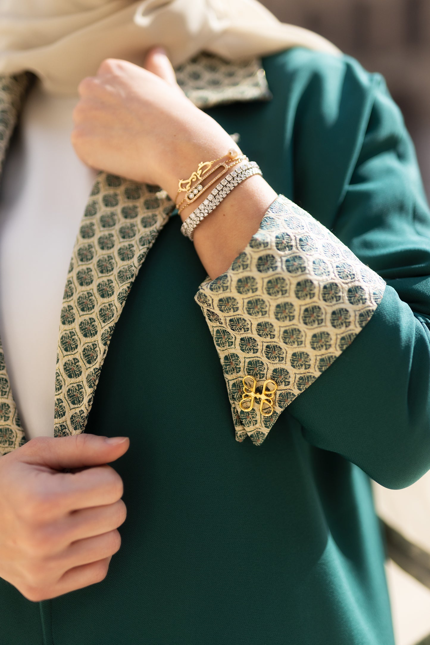 Yasmina Abaya in zumrud green