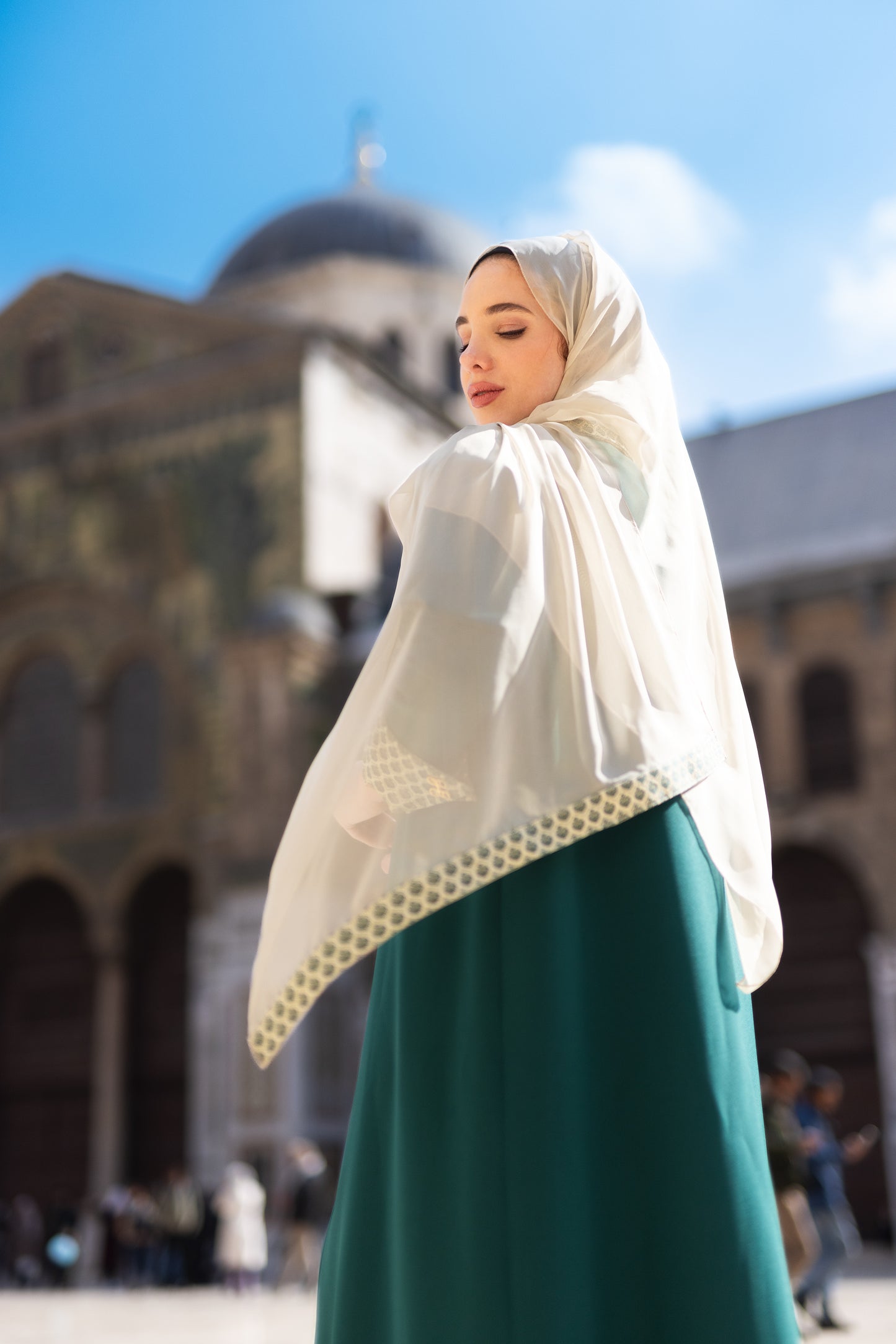 Yasmina Abaya in zumrud green